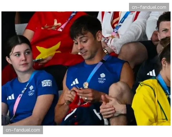 趣味瞬间:比赛间隙,场边小球童成功接住观众席飞出的爆米花桶 趣味瞬间:比赛间隙,场边小球童成功接住观众席飞出的爆米花桶