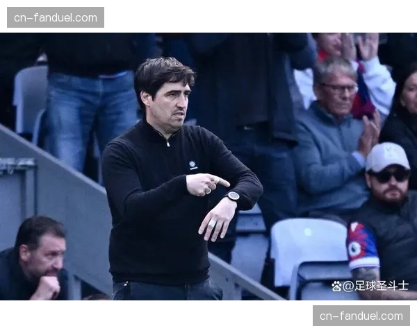 镜报独家专访:伯恩茅斯主帅伊劳拉谈其执教哲学与球队风格塑造 镜报独家专访:伯恩茅斯主帅伊劳拉谈其执教哲学与球队风格塑造