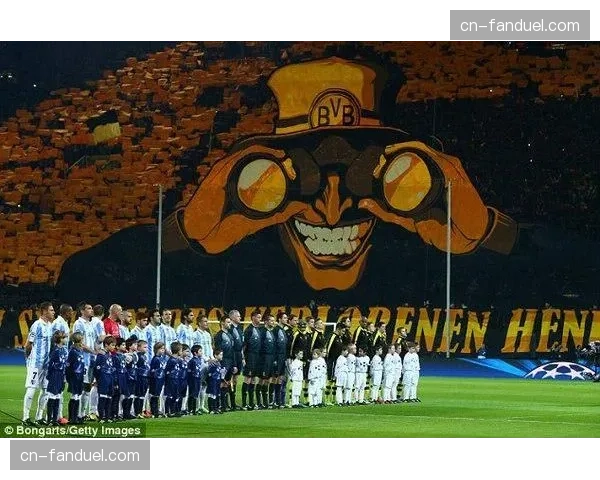 特写：客队球迷看台惊现巨型TIFO，致敬俱乐部传奇